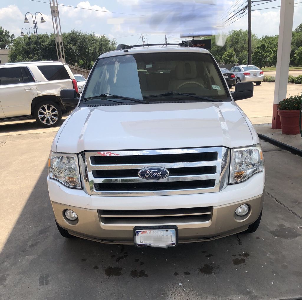 2011 Ford Expedition Image 2