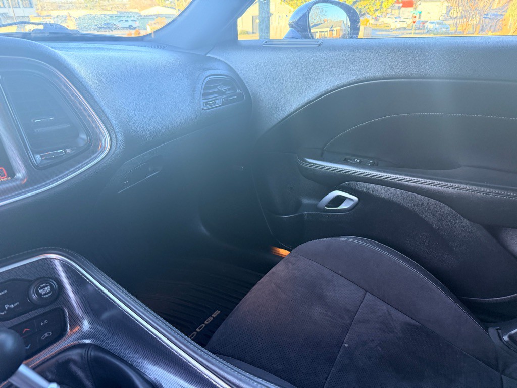 2016 Dodge Challenger Image 16