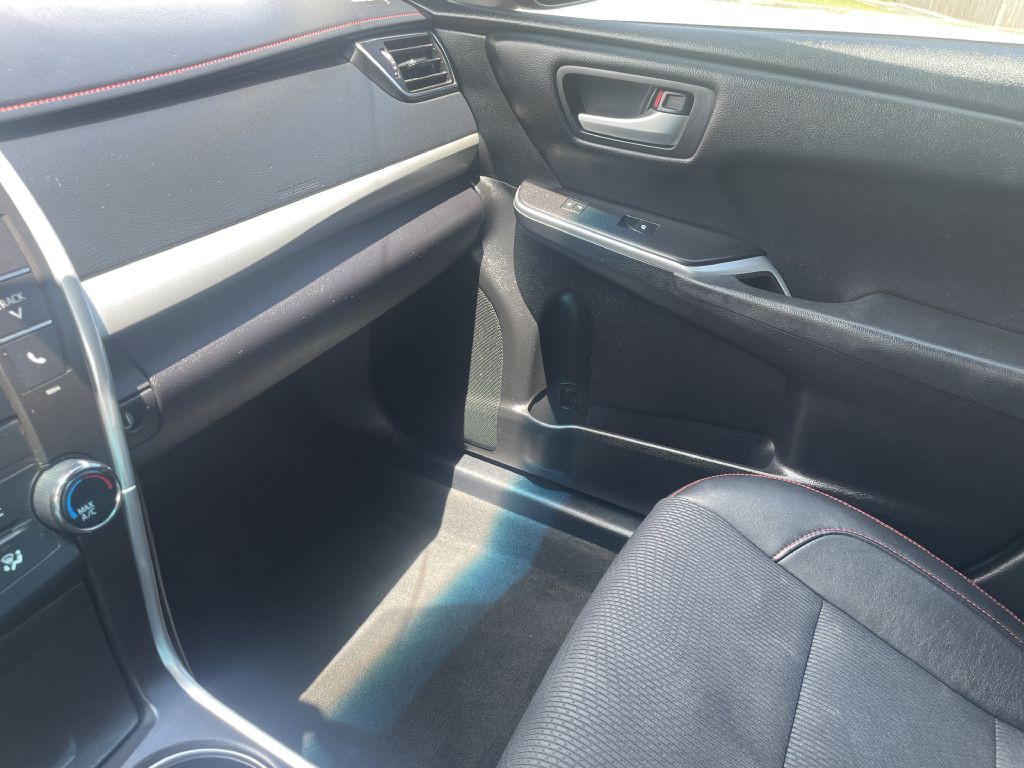 2017 Toyota Camry Image 16