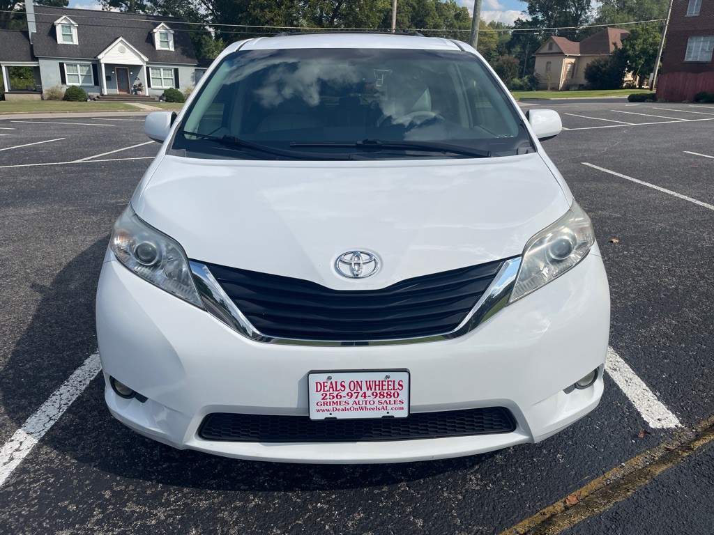 2013 Toyota Sienna Image 2