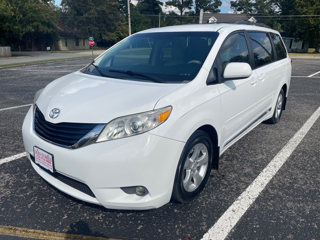 2013 Toyota Sienna Image 3