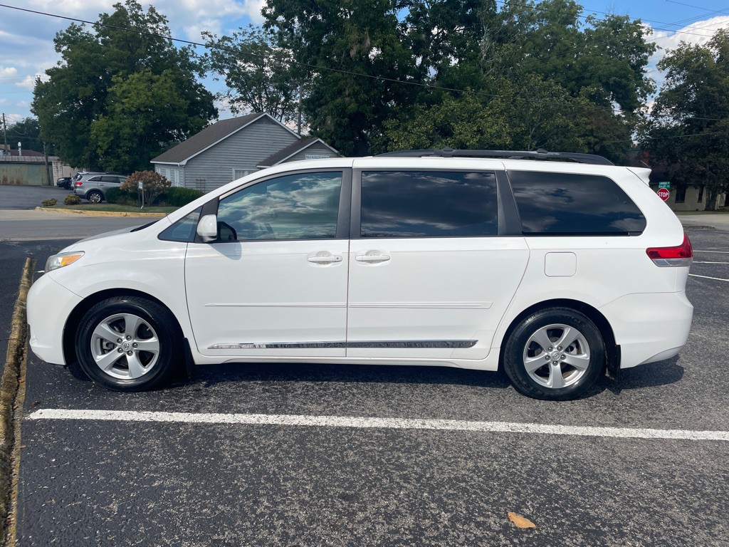 2013 Toyota Sienna Image 4