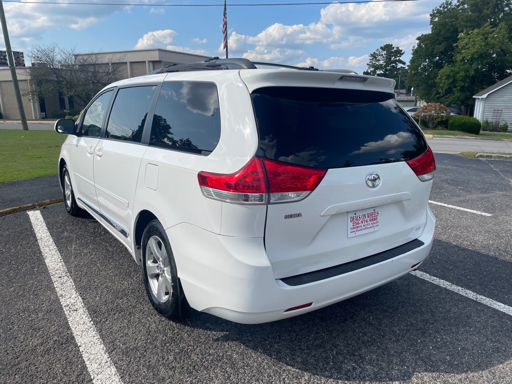 2013 Toyota Sienna Image 5