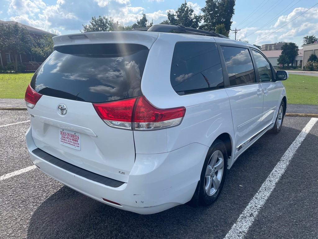 2013 Toyota Sienna Image 7