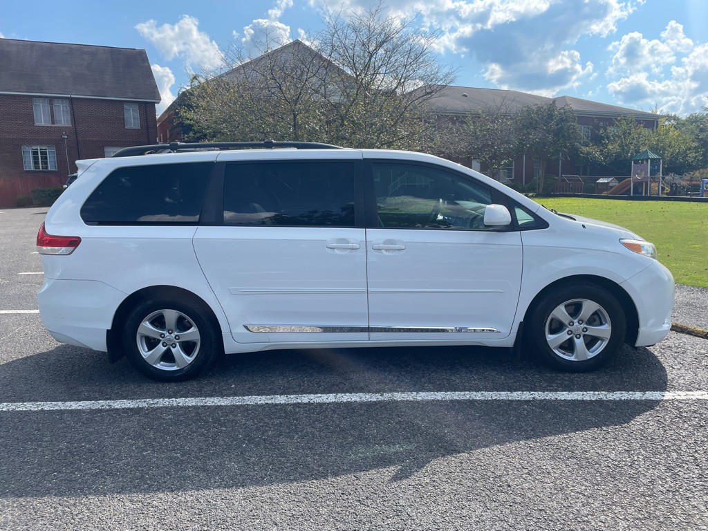 2013 Toyota Sienna Image 8