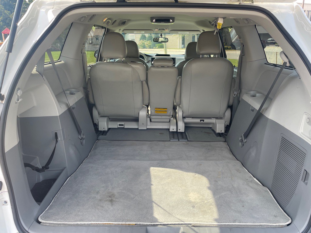 2013 Toyota Sienna Image 10