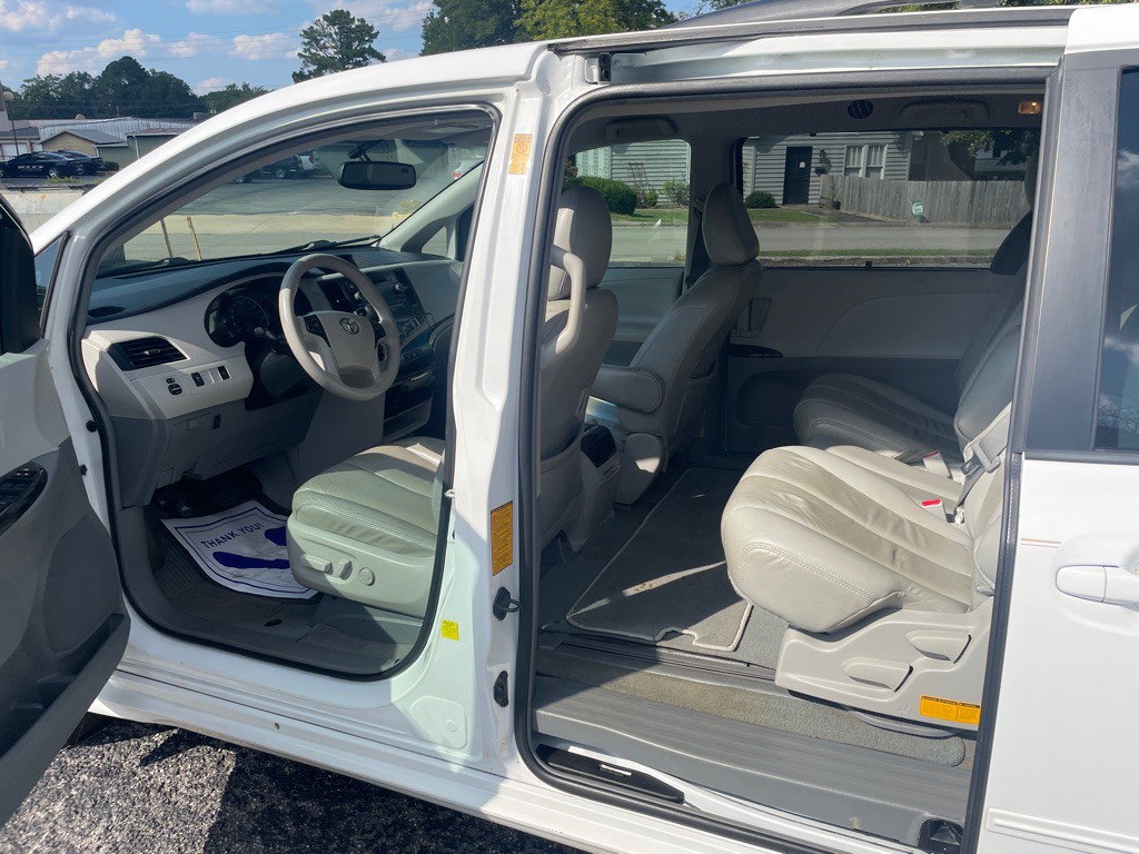 2013 Toyota Sienna Image 11
