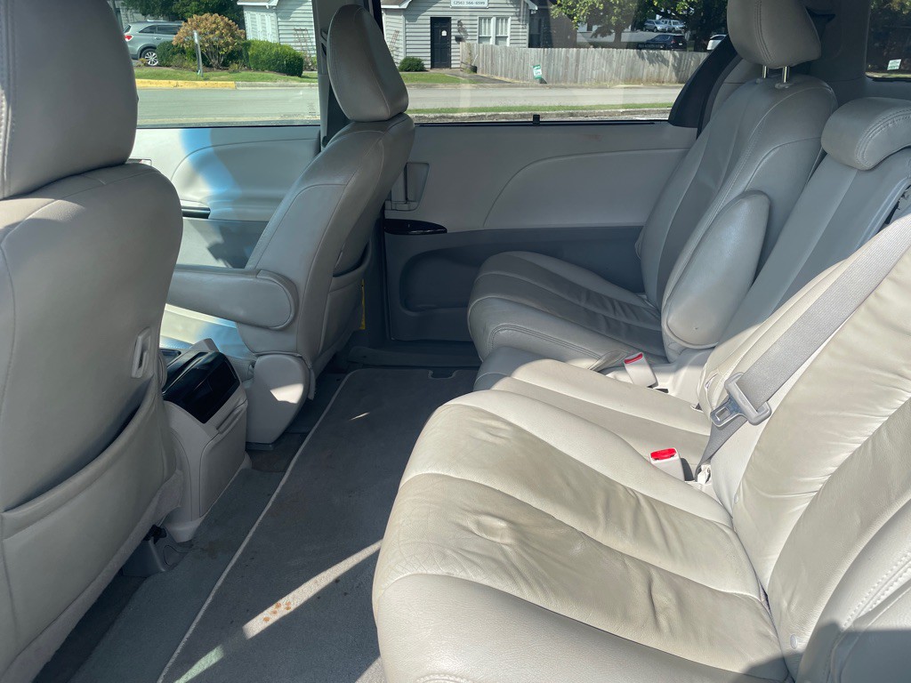 2013 Toyota Sienna Image 12