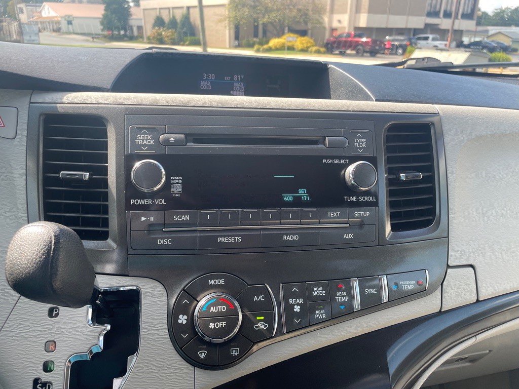2013 Toyota Sienna Image 15