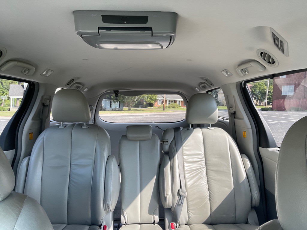 2013 Toyota Sienna Image 16