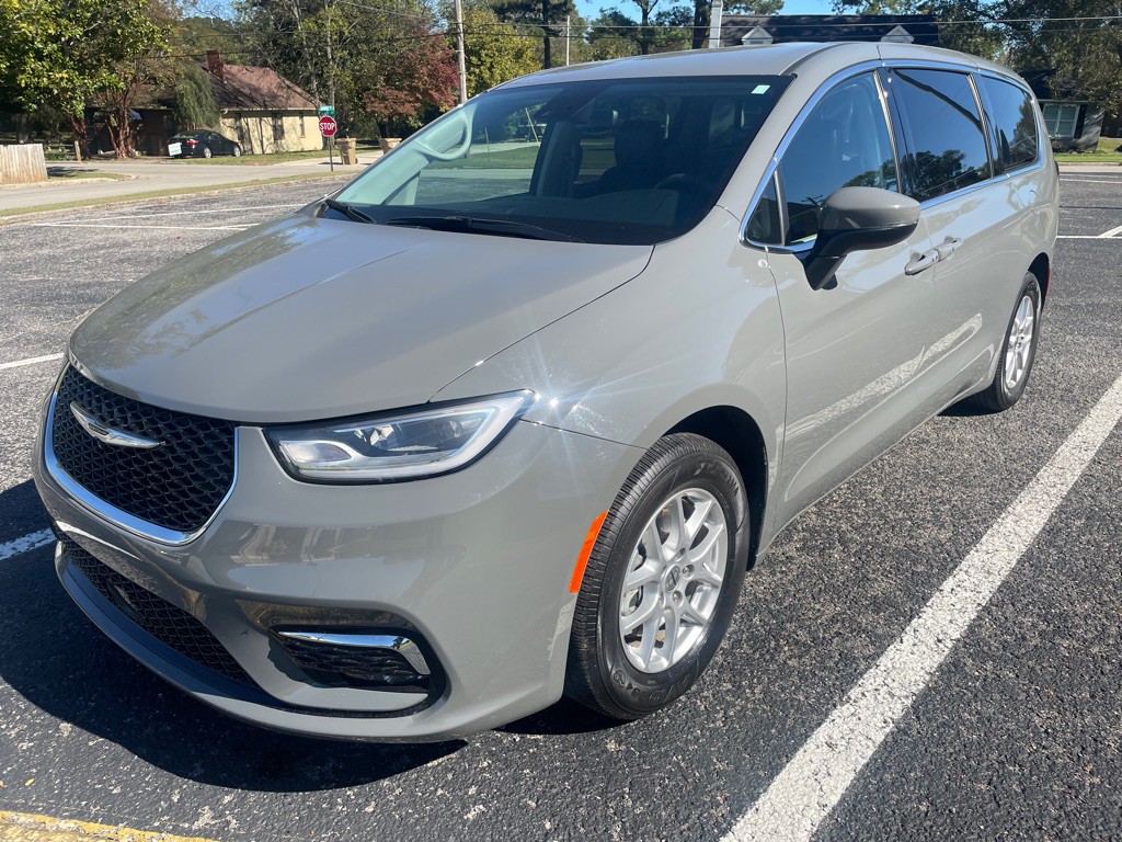 2023 Chrysler Pacifica Image 3