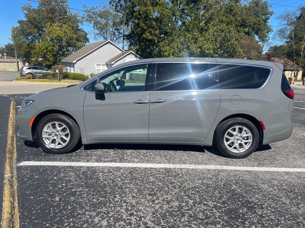 2023 Chrysler Pacifica Image 4