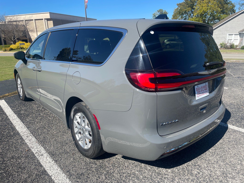 2023 Chrysler Pacifica Image 5