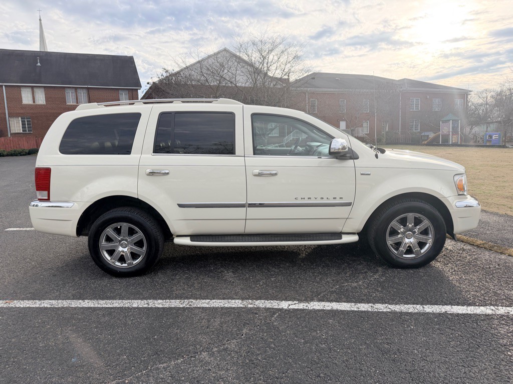 2008 Chrysler Aspen Image 8