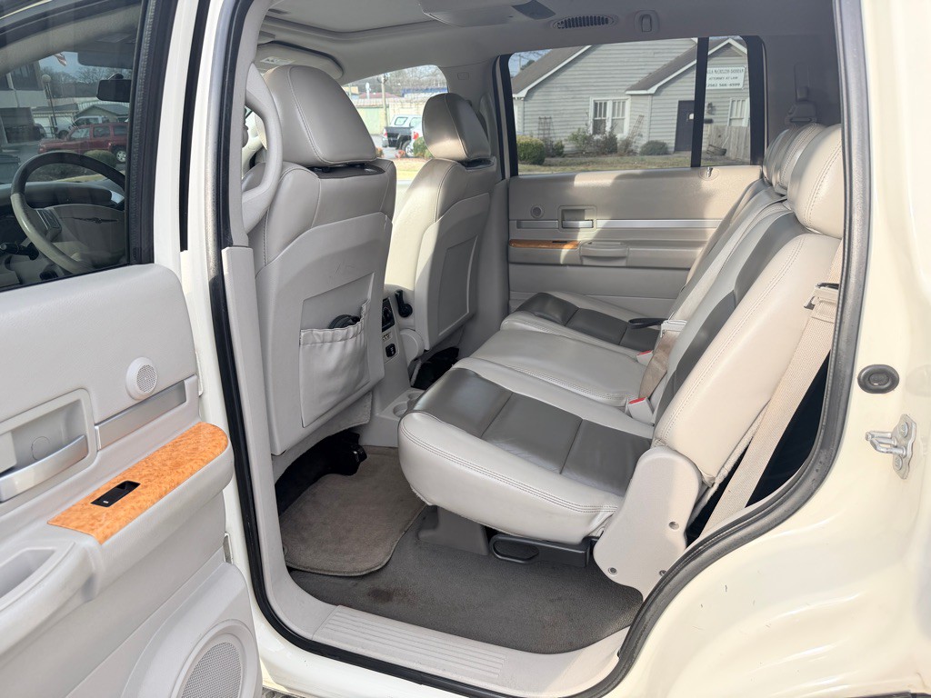 2008 Chrysler Aspen Image 11