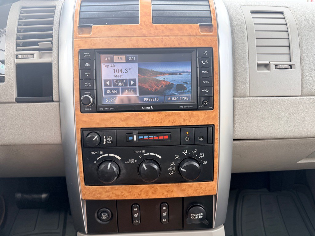 2008 Chrysler Aspen Image 18