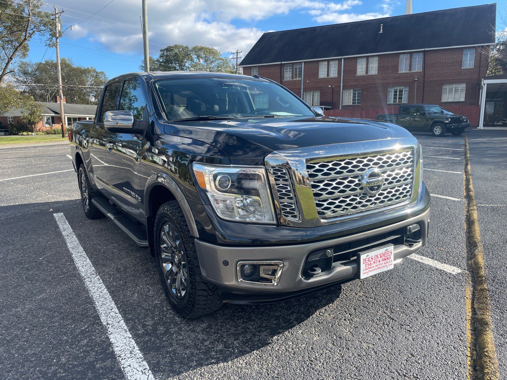 2019 Nissan Titan Image 1