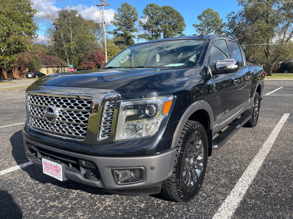 2019 Nissan Titan Image 3