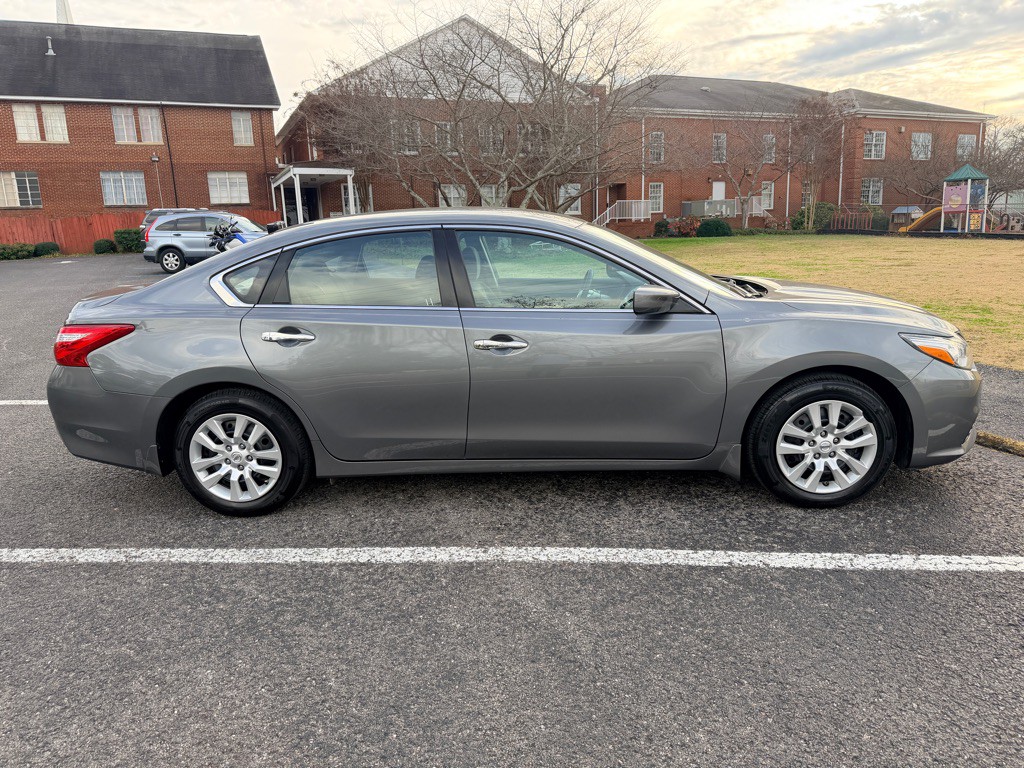 2017 Nissan Altima Image 8