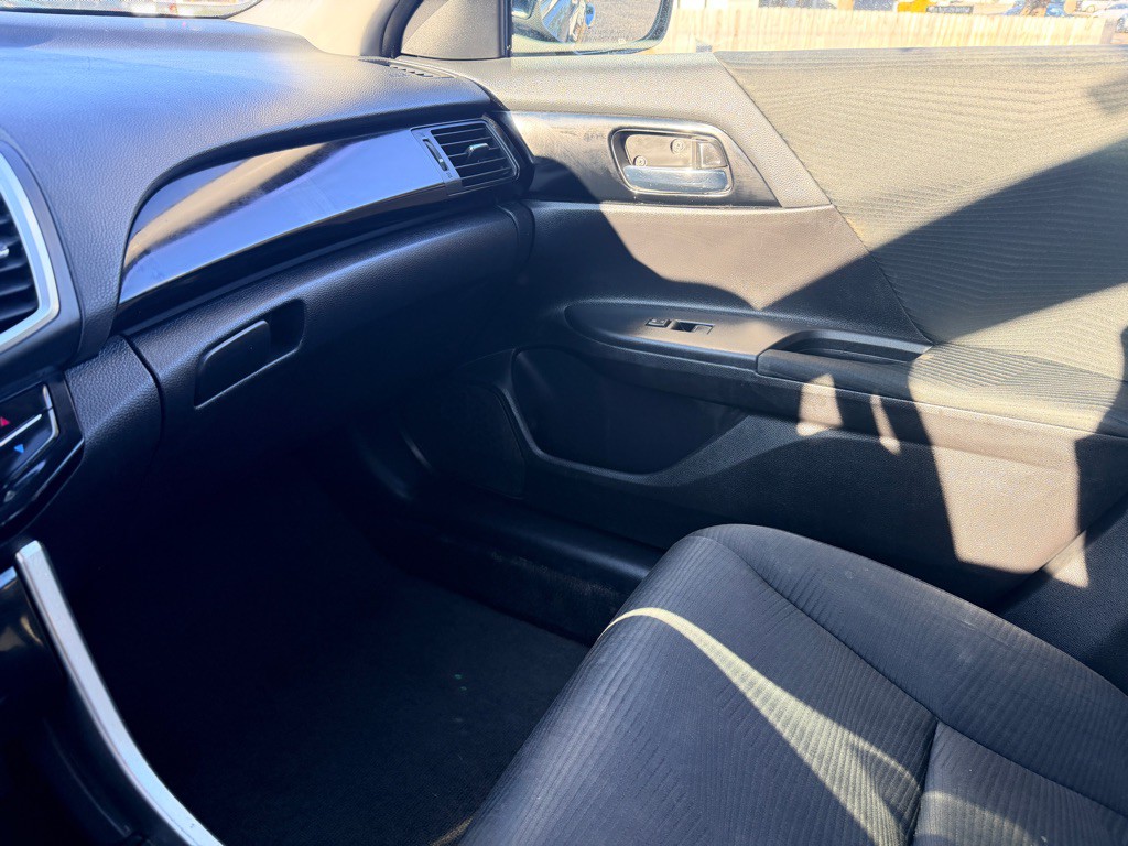 2017 Honda Accord Image 16