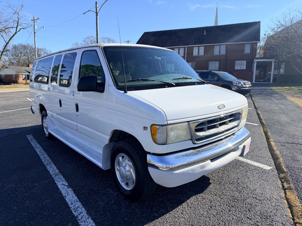 2001 Ford Econoline Image 1