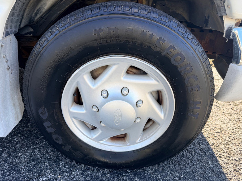 2001 Ford Econoline Image 10