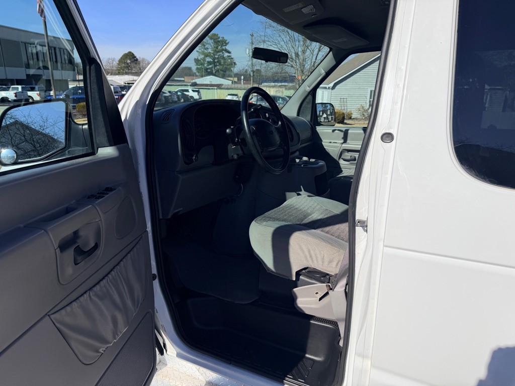 2001 Ford Econoline Image 14