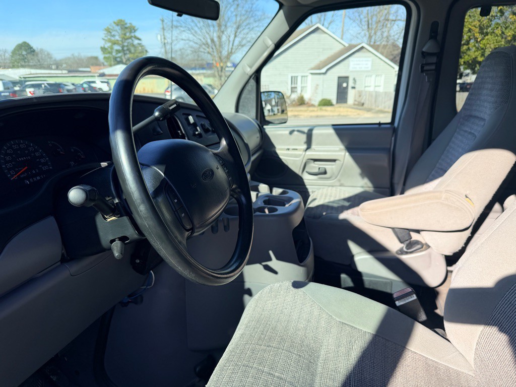 2001 Ford Econoline Image 16