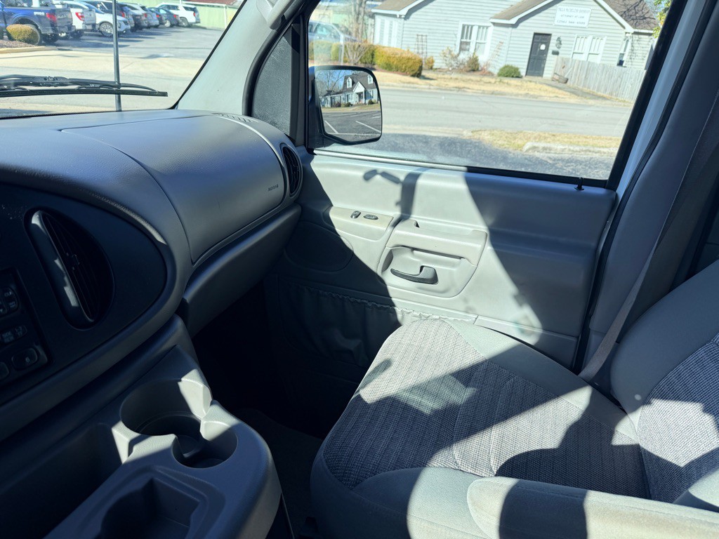 2001 Ford Econoline Image 20