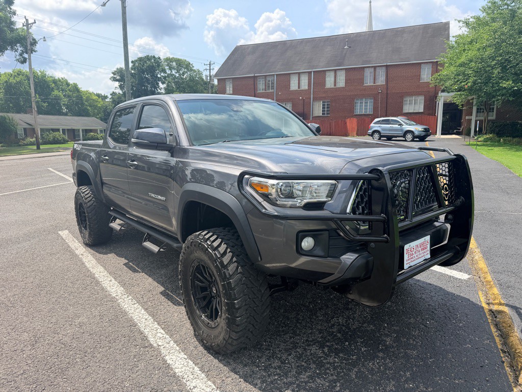 2018 Toyota Tacoma Image 1