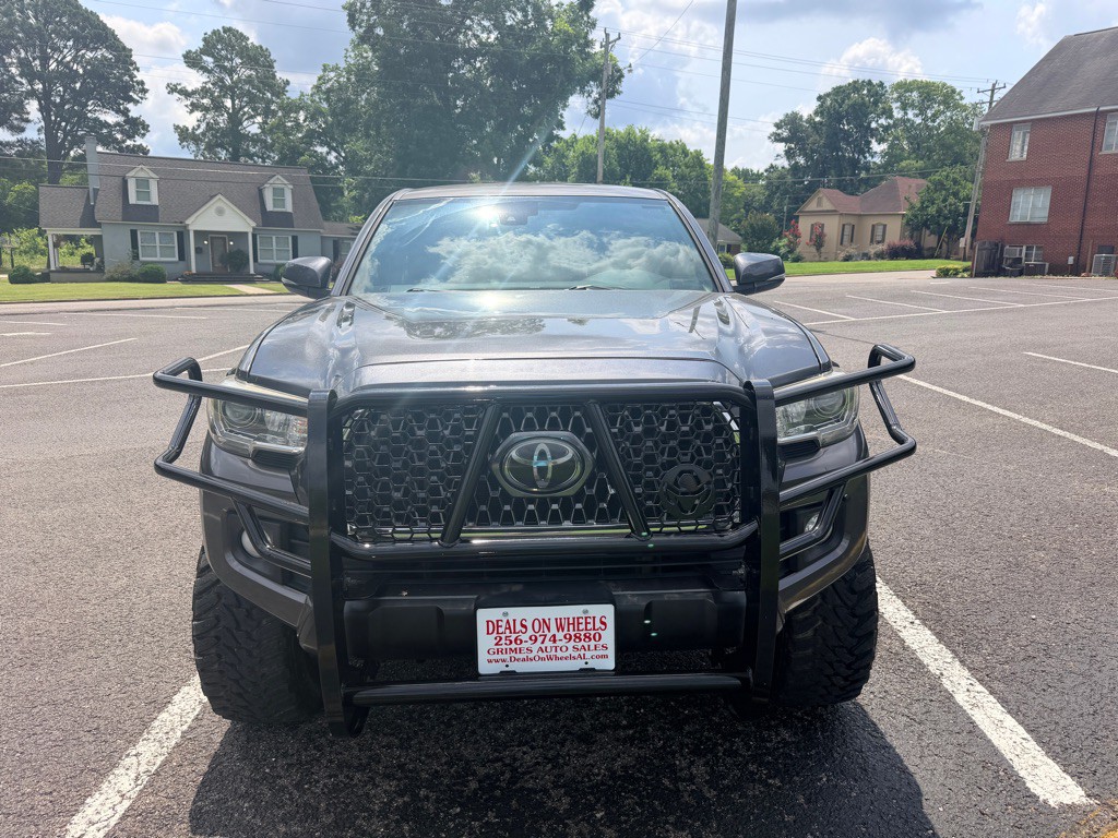 2018 Toyota Tacoma Image 2
