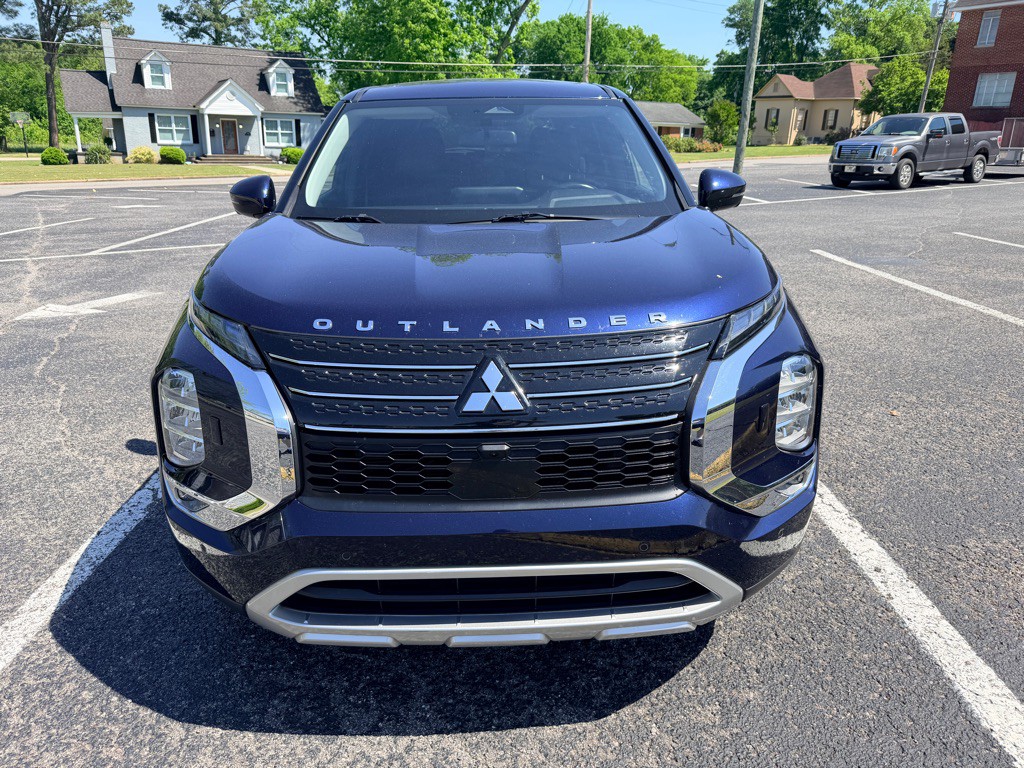 2022 Mitsubishi Outlander Image 2