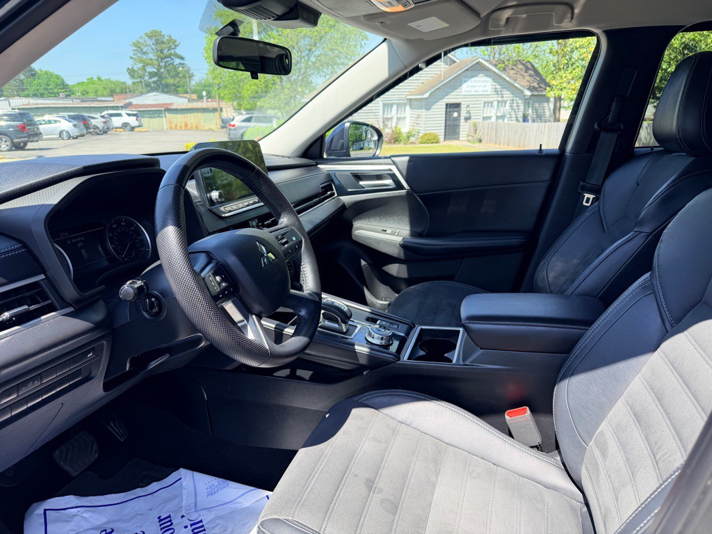 2022 Mitsubishi Outlander Image 13