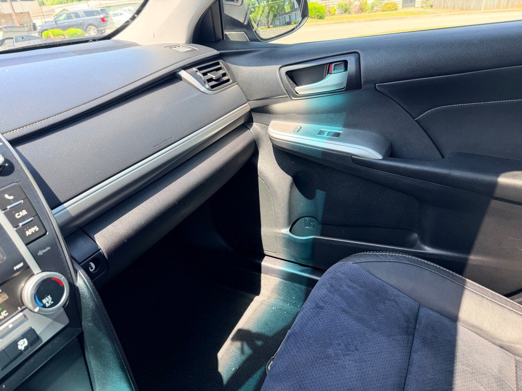 2013 Toyota Camry Image 18