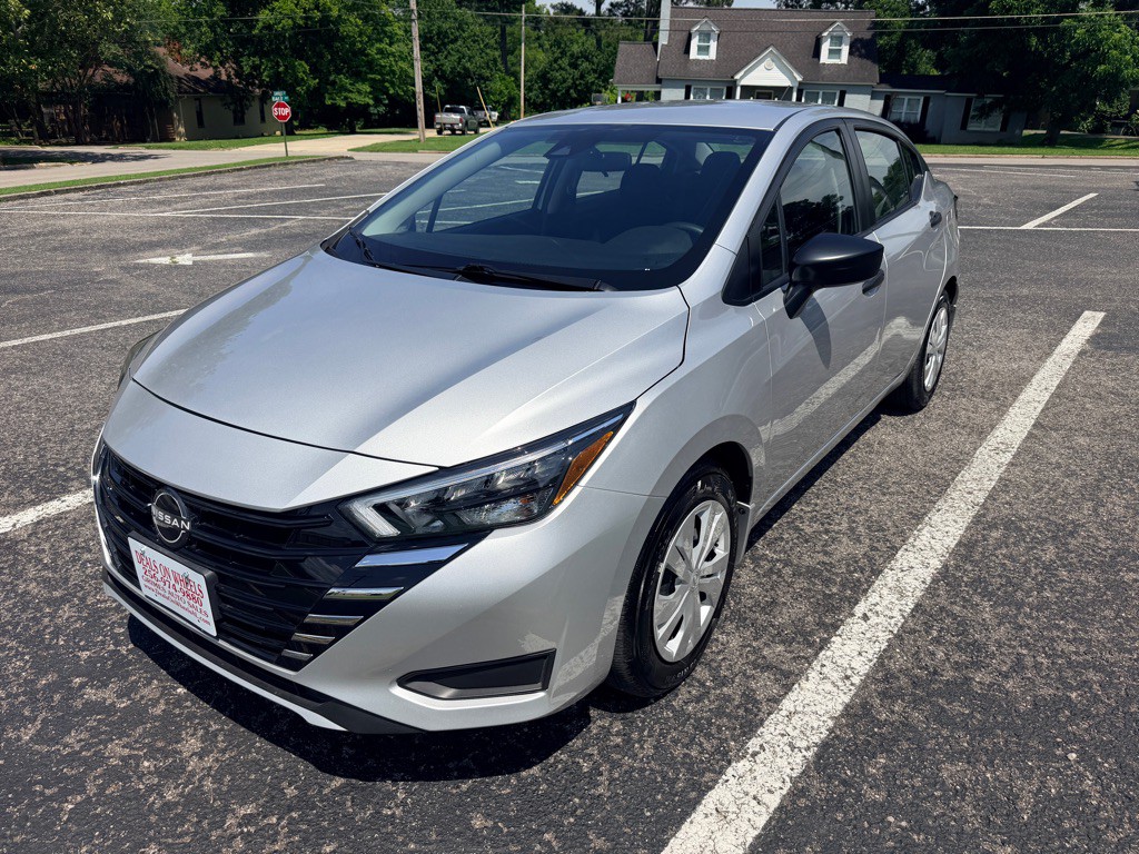 2025 Nissan Versa Image 3