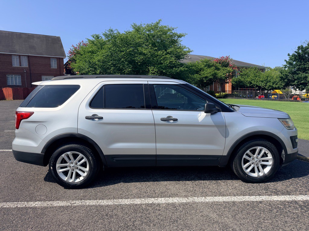 2017 Ford Explorer Image 8