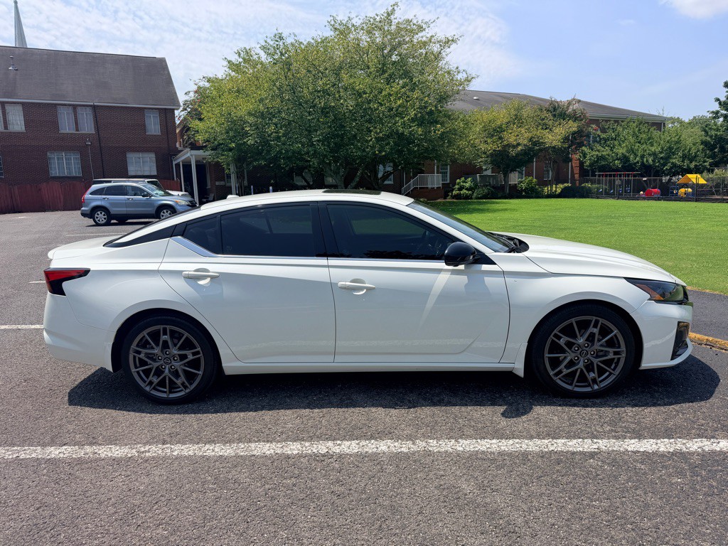 2023 Nissan Altima Image 8