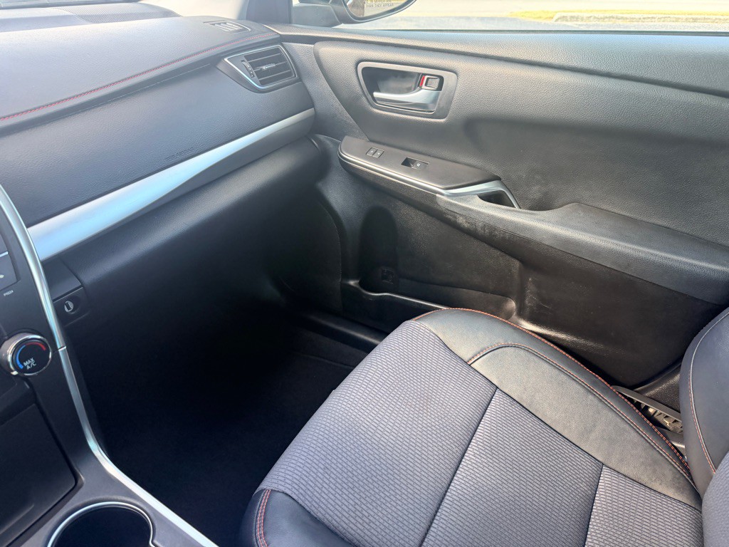 2016 Toyota Camry Image 16