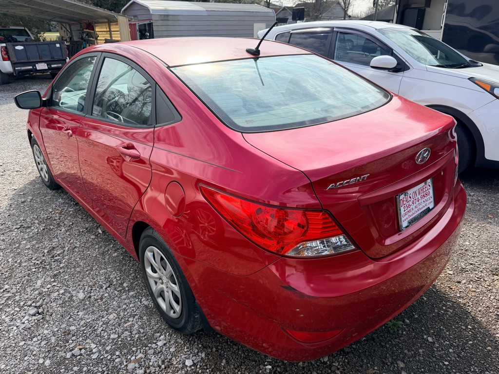 2012 Hyundai Accent Image 2