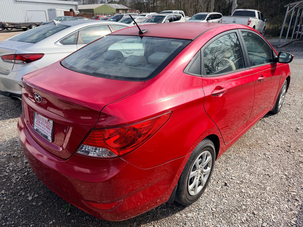 2012 Hyundai Accent Image 3