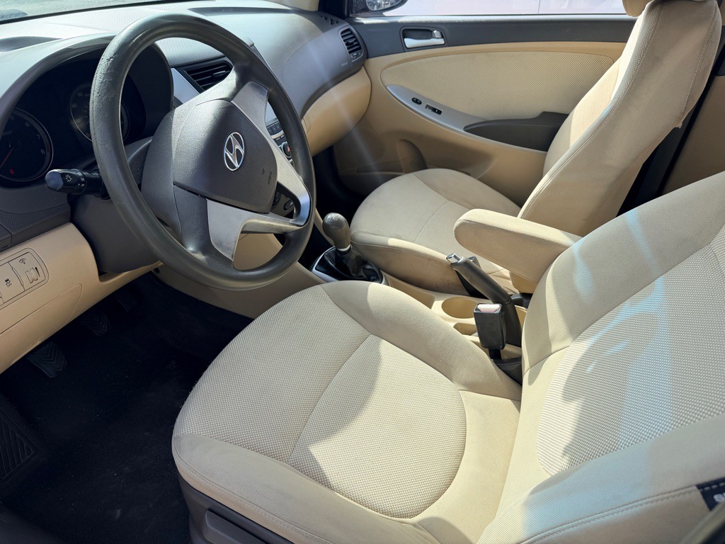 2012 Hyundai Accent Image 6