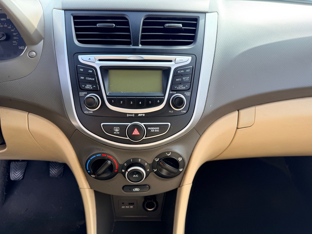 2012 Hyundai Accent Image 8