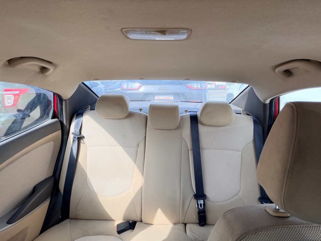 2012 Hyundai Accent Image 9