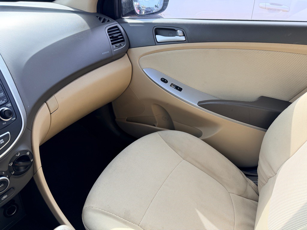2012 Hyundai Accent Image 10