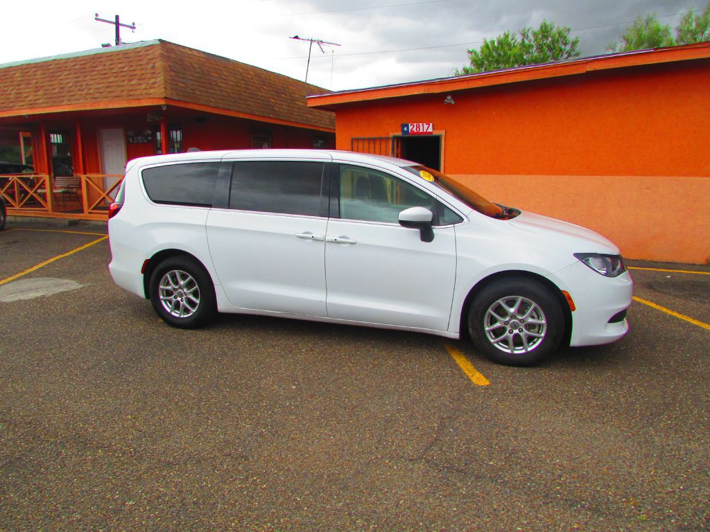 2022 Chrysler Voyager Image 3
