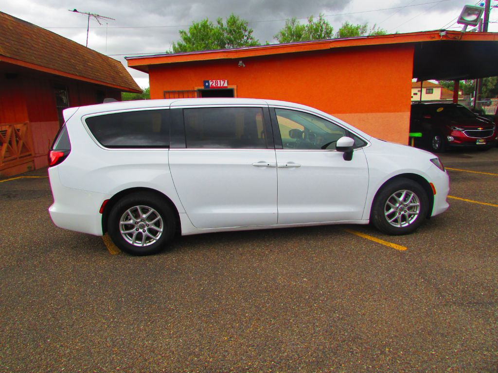 2022 Chrysler Voyager Image 4