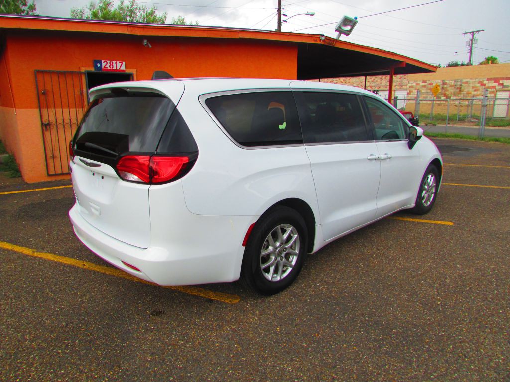 2022 Chrysler Voyager Image 5