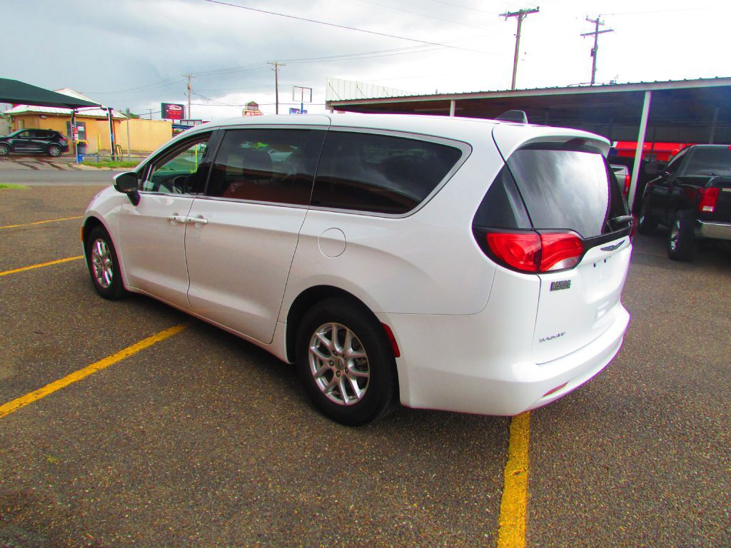 2022 Chrysler Voyager Image 8