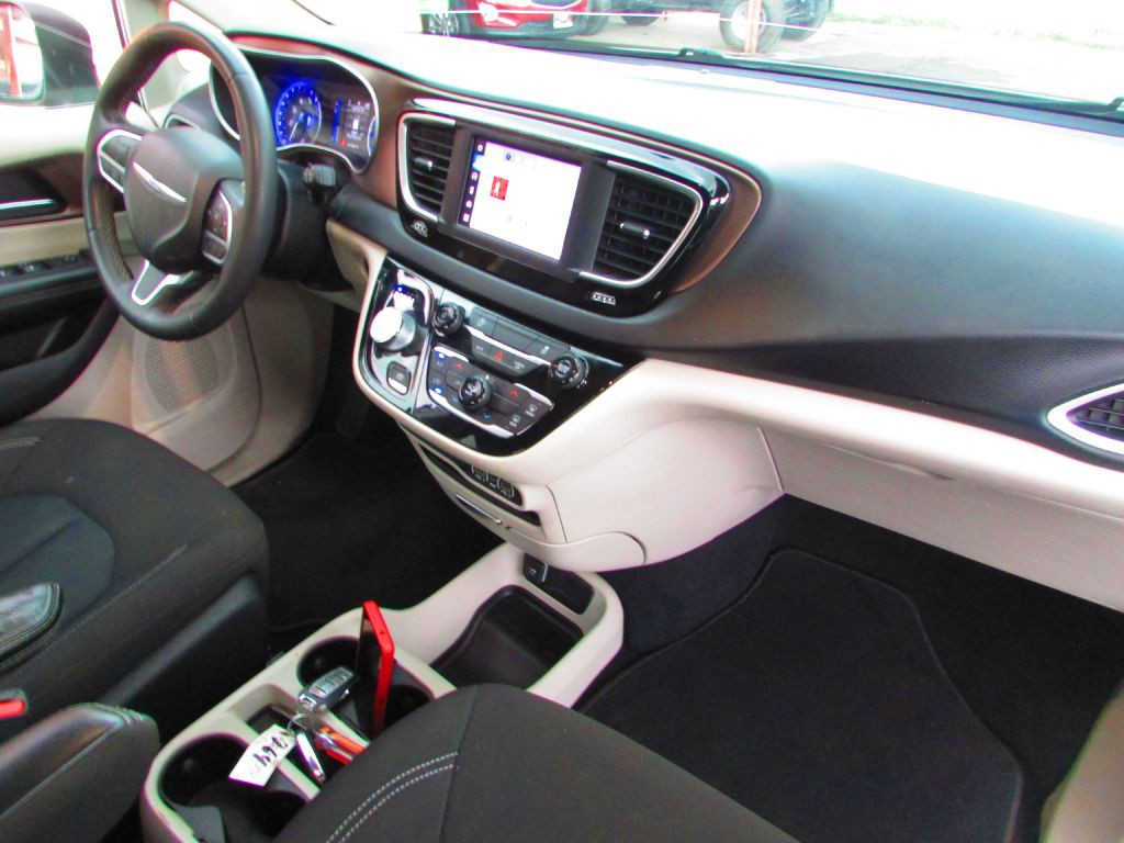 2022 Chrysler Voyager Image 16