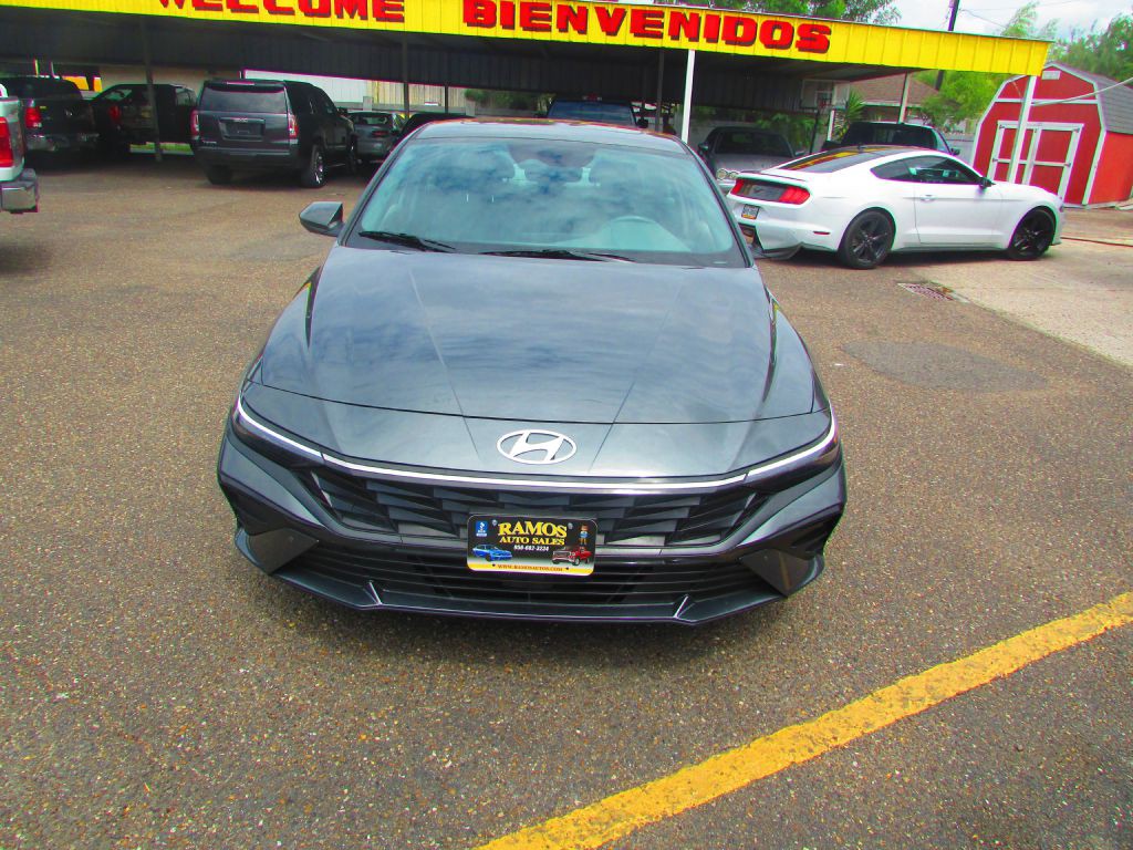 2024 Hyundai Elantra Image 2